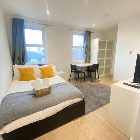 Cozy En-Suite Near Stratford Лондон Екстериор снимка
